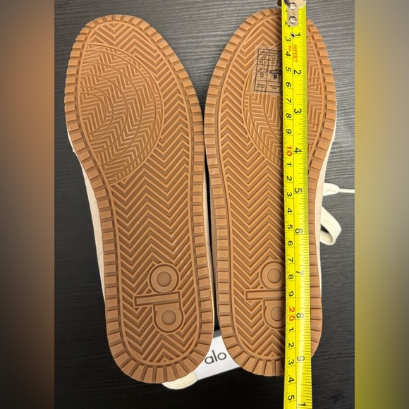 Alo Sunset Sneakers Sandstone women’s size 5